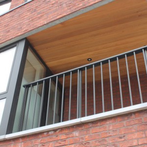 terrasafsluiting met verticale staven in aluminium