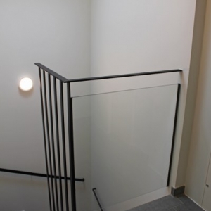Glazen binnen balustrade met stalen frame
