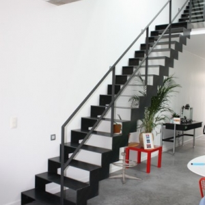 trapleuning op de trap in staal