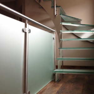 Glazen binnen balustrade met inox frame en glasklemmen