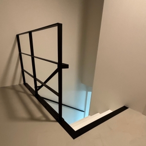 Binnen balustrade zwart gelakt met horizontale staven