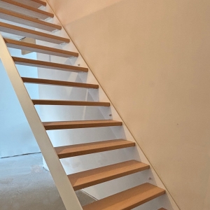 wit gelakte stalen trap met houten treden