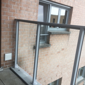 Glazen buiten balustrade met aluminium frame