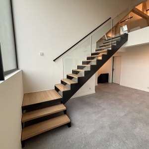 Stalen trap met houten treden