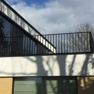 balustrade in gelakt aluminium met verticale staven