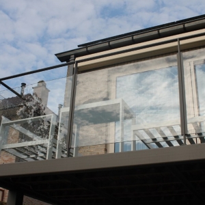 terrasafsluiting in gelakt staal en glas