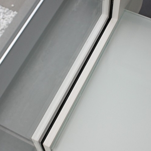 trapleuning met glas ingeklemd in de trapwang