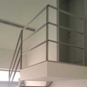 Binnen balustrade wit gelakt met horizontale staven