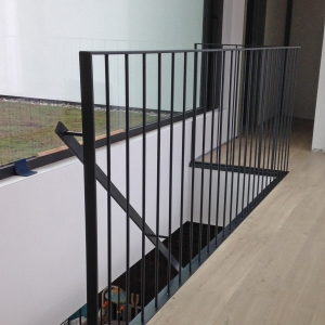 Binnen balustrade met verticale staven