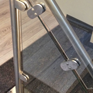 Inox trapleuning met glas en glasklemmen (detail)