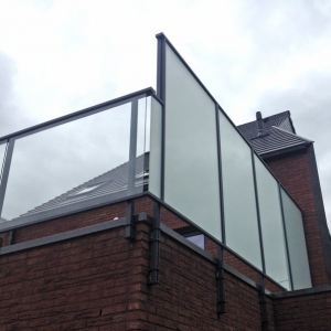 zichtscherm en terrasafsluiting in glas met aluminium
