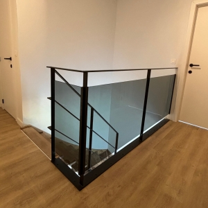 Glazen binnen balustrade met stalen frame