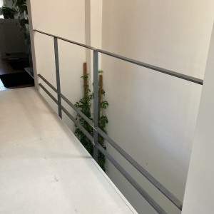 Stalen binnen balustrade met horizontale staven