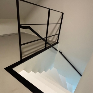 Binnen balustrade zwarte gelakt met horizontale staven