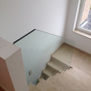 vrijstaande glazen trapleuning 