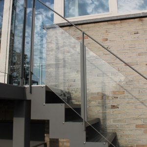 trapleuning in gelakt staal met glas voor buiten