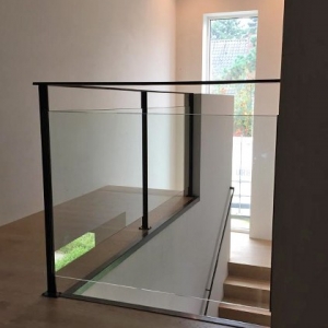 Glazen binnen balustrade met stalen frame