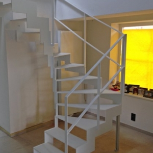 trapleuning in gelakt staal met staven