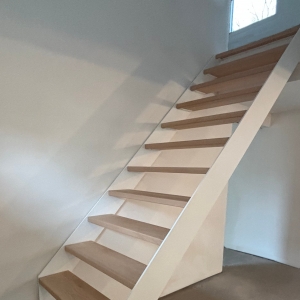 wit gelakte stalen trap met houten treden