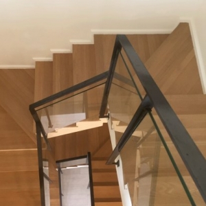 trapleuning op de trap in staal en glas