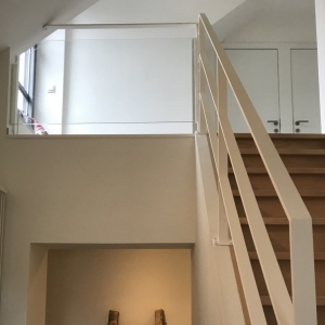 Glazen binnen balustrade wit gelakt met stalen frame